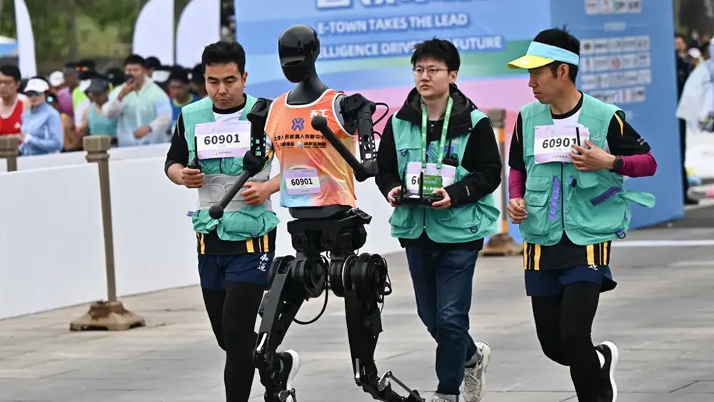 humanoide participando de meia maratona