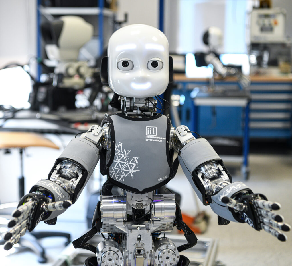 iCub (Instituto Italiano de Tecnologia)